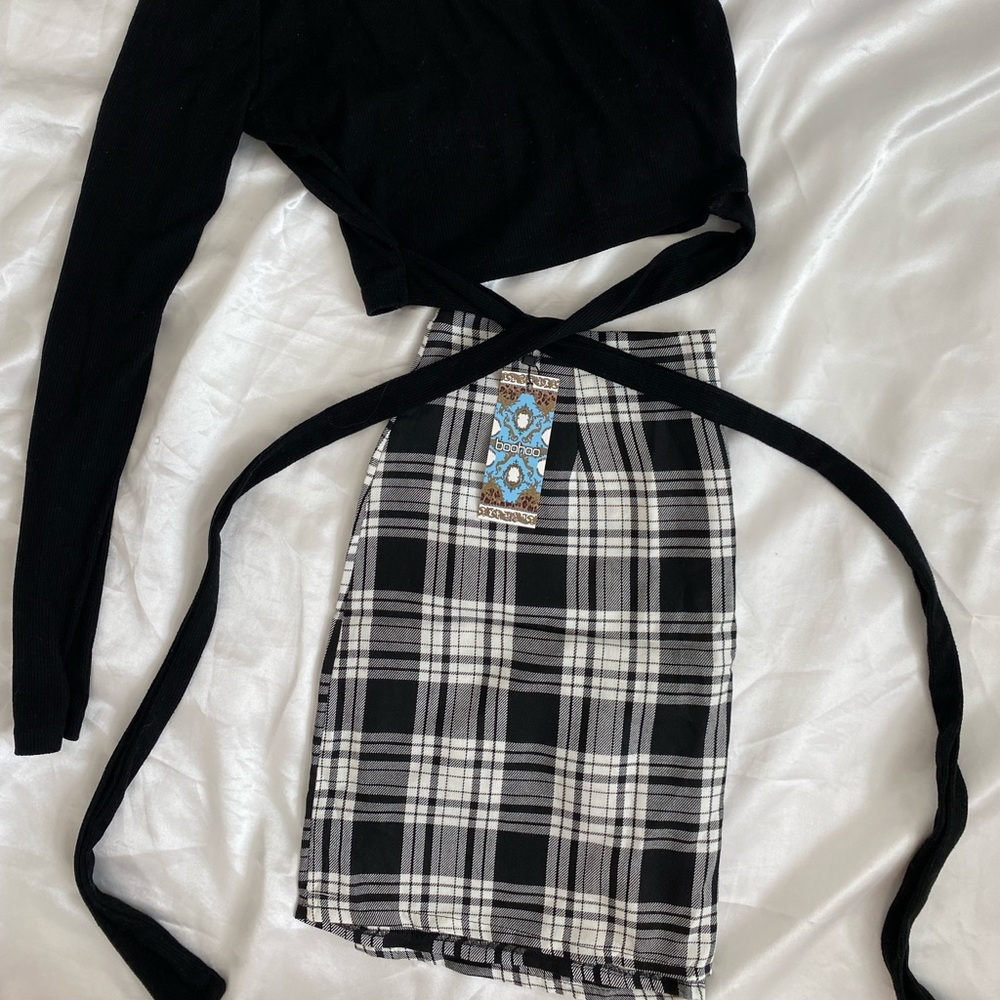 Boohoo black and white plaid skirt with slit in the side. Never worn. Size 12.